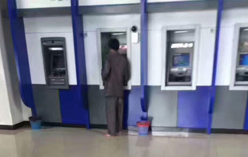 
Người chủ thầu đi chân trần vì không muốn làm ảnh hưởng đến vệ sinh chung của ngân hàng.
