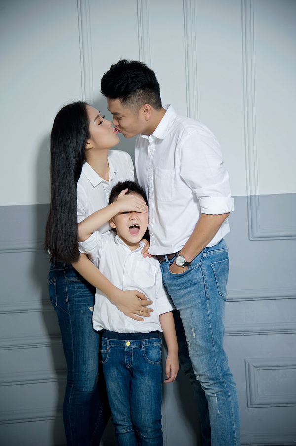 
B&eacute; C&agrave; Ph&aacute;o, con ri&ecirc;ng của L&ecirc; Phương rất gần gũi với cha dượng tương lai.

