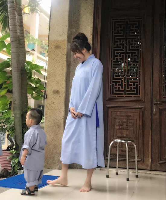 
C&ocirc; c&ograve;n đưa con trai l&ecirc;n ch&ugrave;a cầu b&igrave;nh an sau ca đại phẫu.
