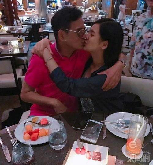 
Lý Quốc Lân ôm và hôn con, bức ảnh khiến nhiều người hiểu nhầm là anh thể hiện tình cảm với... bạn gái.
