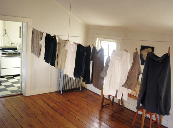 Phơi quần áo trong nhà khiến quần áo lâu khô, có mùi khó chịu.
