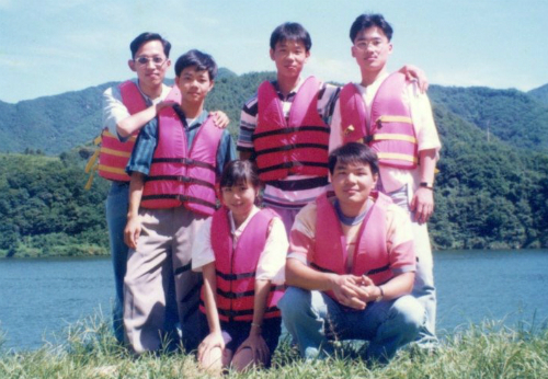 
Đặng Thiếu Ngân (cô gái trong ảnh) và anh Park Ji Hoon (đeo kính đen bên trái) gặp nhau lần thứ hai vào năm 1994 ở Hàn Quốc.
