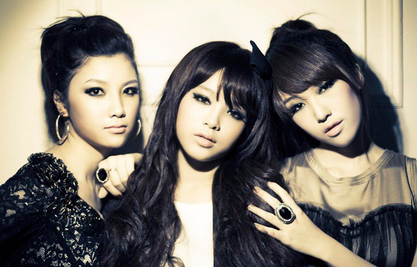 
Nhóm nhạc của Huyền Baby có hình ảnh long lanh không thua kém các idol Hàn Quốc bây giờ.
