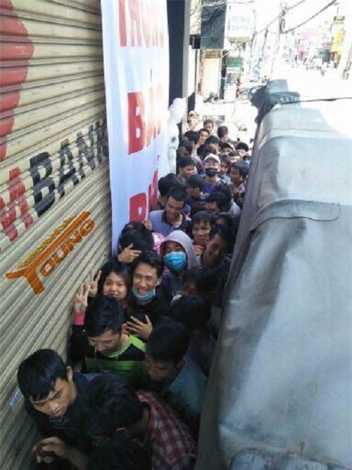 Hàng trăm người dân chen lấn, trực sẵn trước cửa hàng.