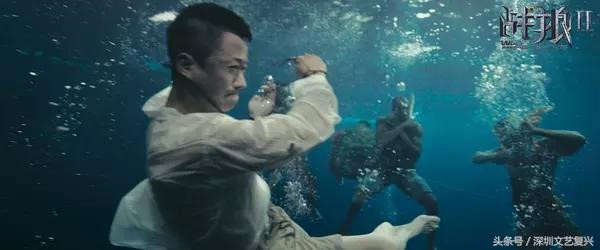 
Cảnh giao đấu dưới biển suýt khiến Ngô Kinh mất mạng. Ảnh: Hậu trường phim.
