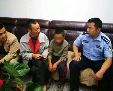 Bố b&eacute; Miao đến đồn cảnh s&aacute;t trong đ&ecirc;m để đ&oacute;n con về nh&agrave;. Ảnh: Yunnan.
