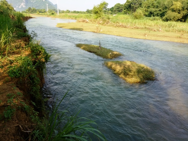 Sông Cầu Chày - nơi phát hiện thi thể cháu Phạm Văn Khôi vào chiều muộn 30/7. Ảnh: HĐ.
