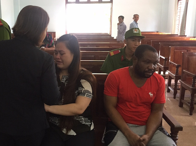
Micheal v&agrave; vợ hờ t&ecirc;n B&igrave;nh kh&oacute;c nức nở tại phi&ecirc;n to&agrave;. Ảnh: Minh Anh.
