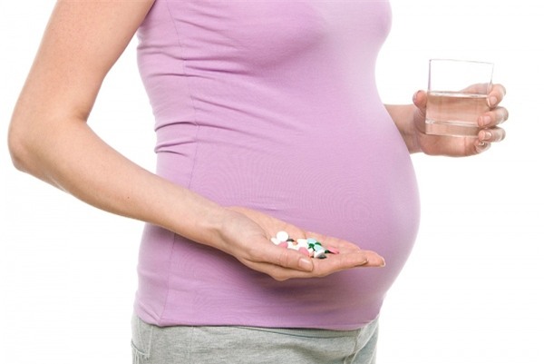 
Mẹ uống thuốc vô tội vạ là một trong những nguyên nhân chính gây ra dị tật thai nhi.
