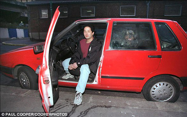 
Lê Văn Thanh bên chiếc xe Fiat trắng được sơn lại thành màu đỏ ngay sau vụ tai nạn Thế kỷ.

