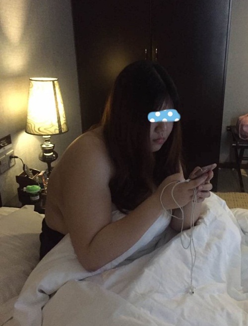 
Ngo&agrave;i đời, c&ocirc; g&aacute;i tr&ocirc;ng b&eacute;o hơn rất nhiều so với trong ảnh, ho&agrave;n to&agrave;n mất đi n&eacute;t gợi cảm, quyến rũ.
