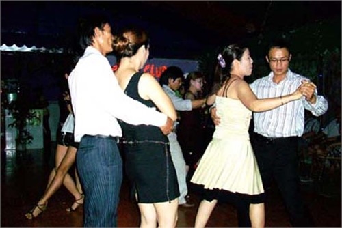 
B&agrave; cứ như con thi&ecirc;u th&acirc;n lao v&agrave;o c&aacute;c cuộc vui để khoe mẽ, &ldquo;check in&rdquo; khiến người th&acirc;n, bạn b&egrave; kh&ocirc;ng khỏi ng&aacute;n ngẩm v&agrave; cho&aacute;ng v&aacute;ng. Ảnh minh họa.
