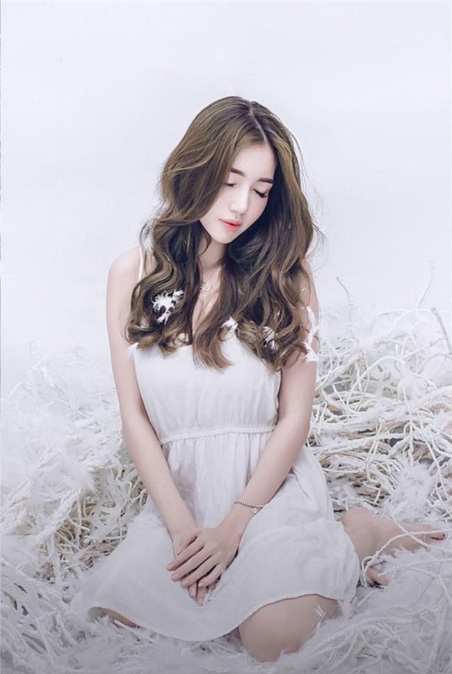 Mái tóc đen, dài thẳng truyền thống ngày xưa của Elly dần được thay thế bằng những lọn xoăn rất thu hút với phong cách rất thời thượng.