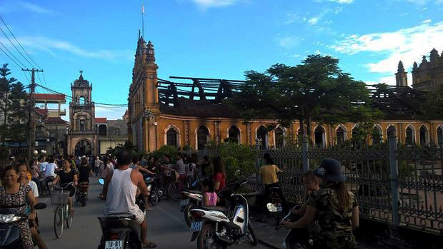 Nhiều người d&acirc;n Nam Định kh&ocirc;ng khỏi x&oacute;t xa v&igrave; nh&agrave; thờ tr&ecirc;n đ&atilde; gắn liền với tuổi thơ của rất nhiều người. Ảnh: Anh Thế.