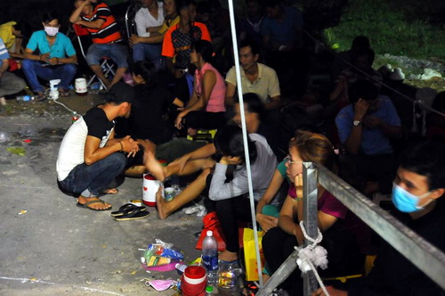 Nhiều phụ huynh thức suốt đêm để xếp hàng nộp đơn cho con vào lớp 1. Ảnh: Thái Hà.