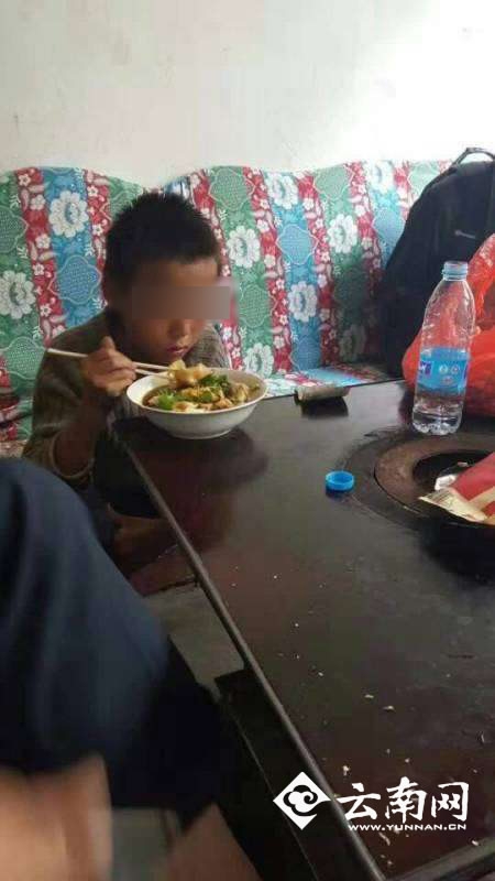 
B&eacute; Mậu tại đồn cảnh s&aacute;t. (Ảnh: Yunnan.cn)
