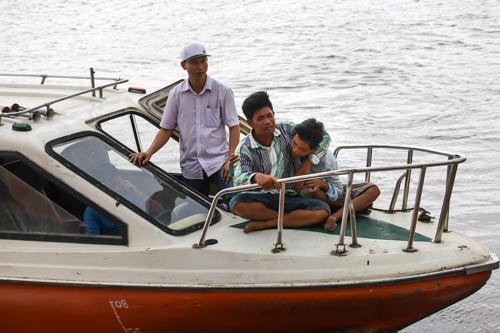 
Anh Thuận &ocirc;m con trai đau đớn chờ lực lượng cứu hộ t&igrave;m x&aacute;c vợ v&agrave; con g&aacute;i
