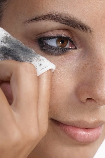 Hãy tẩy trang mắt thật đúng cách sau mỗi lần sử dụng mascara không trôi. (Ảnh: Internet)