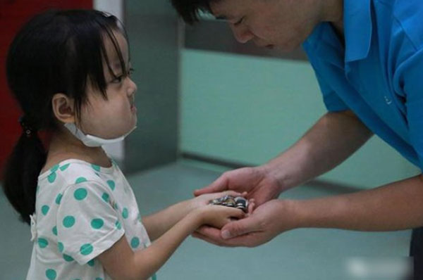 
Sau khi biết được ho&agrave;n cảnh của gia đ&igrave;nh Wang Yue, nhiều mạnh thường qu&acirc;n đ&atilde; ngỏ &yacute; được quy&ecirc;n g&oacute;p, gi&uacute;p đỡ hai chị em chữa bệnh.
