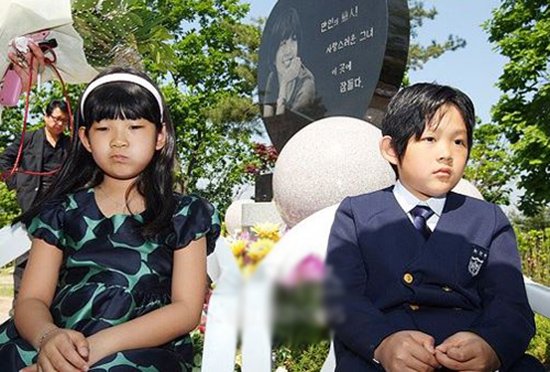 
Cả cha và mẹ Choi Joon Hee đều là những ngôi sao tiếng tăm nhưng phải tìm đến cái chết đau đớn bỏ lại hai anh em.
