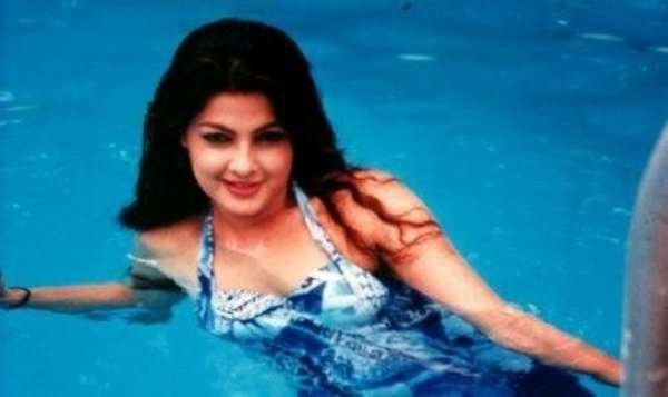 Mamta Kulkarni còn được gọi là Nàng tiên cá bởi những bức ảnh gợi cảm chuijp dưới nước thế này.