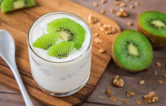 
Tuy nhỏ bé, quả kiwi lại cung cấp một lượng lớn vitamin C, giúp da bạn thêm mịn màng, trẻ trung.
