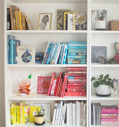 Bạn c&oacute; thể xếp c&aacute;c cuốn s&aacute;ch c&oacute; m&agrave;u tương tự ở một ngăn. Ảnh:Pottentiella.