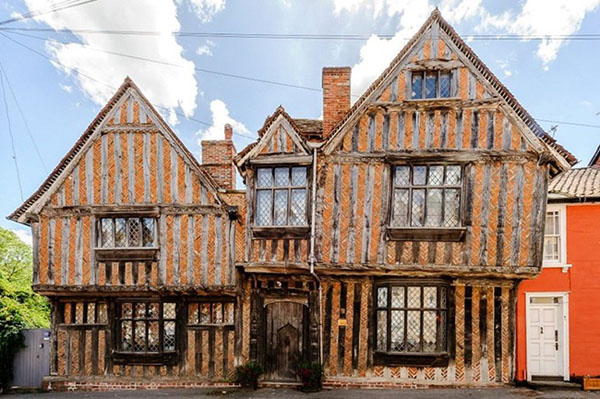 Tên thực tế của nó là “Nhà De Vere”, tọa lạc tại Lavenham, một ngôi làng ở Suffolk, Anh.