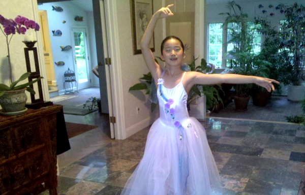 
Ngoài giờ học ở trường, Lily còn được học sáo, múa ballet và trượt băng nghệ thuật. Ảnh:SCMP.
