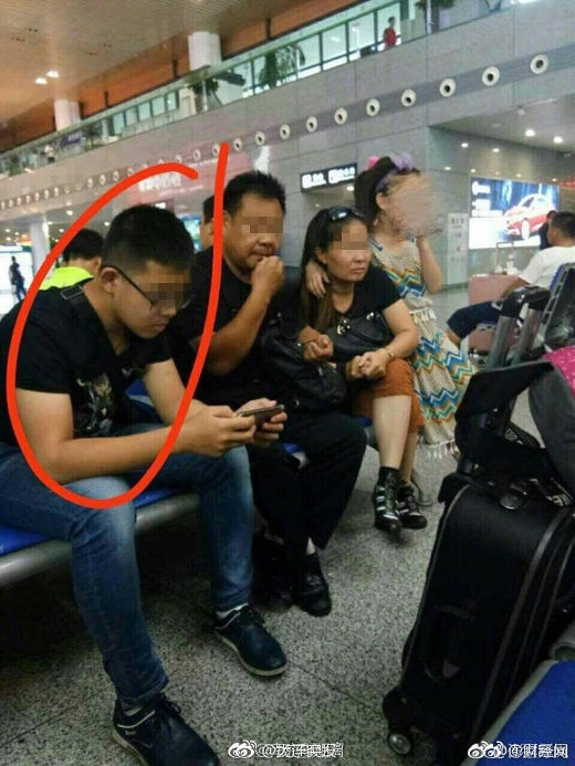 
Ch&agrave;ng trai v&agrave; c&ocirc; g&aacute;i đi c&ugrave;ng hai người lớn tuổi nữa.
