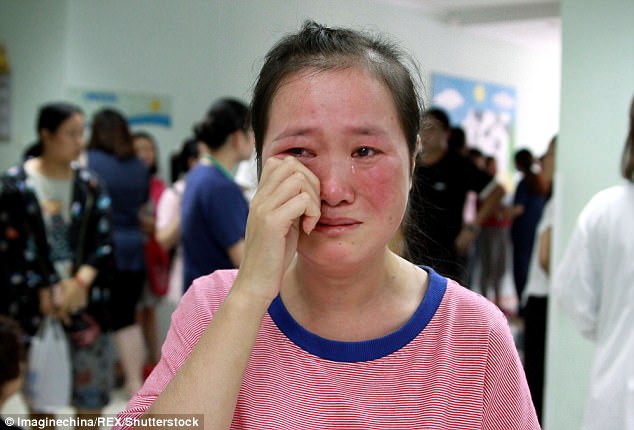 
Mẹ bé khóc hết nước mắt khi không thể cáng đáng nổi viện phí cứu con.
