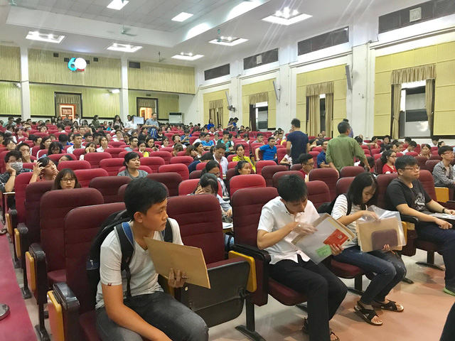 Trường ĐH Kinh tế quốc dân dành hội trường lớn đón tiếp thí sinh đến nhập học