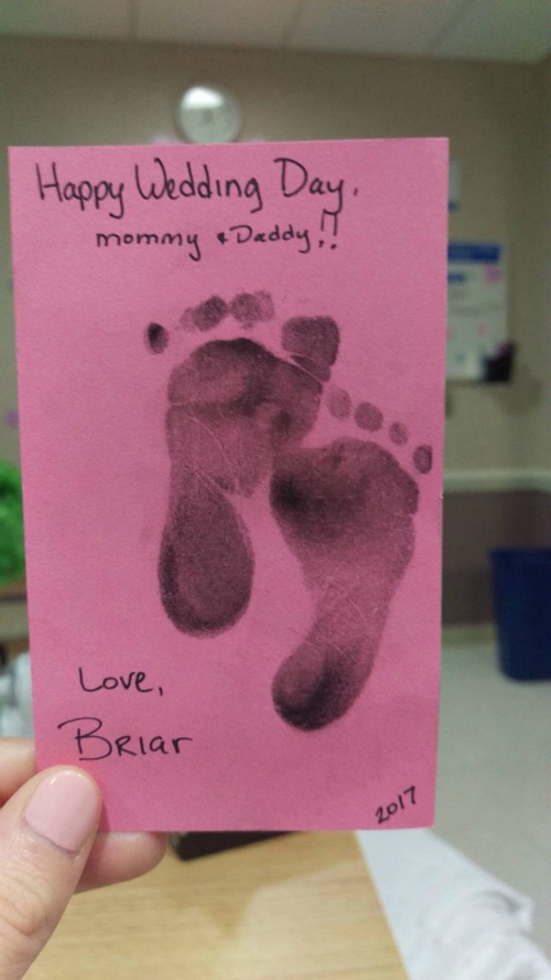 
Tấm thiệp chúc mừng đặc biệt in dấu chân của con gái Briar.
