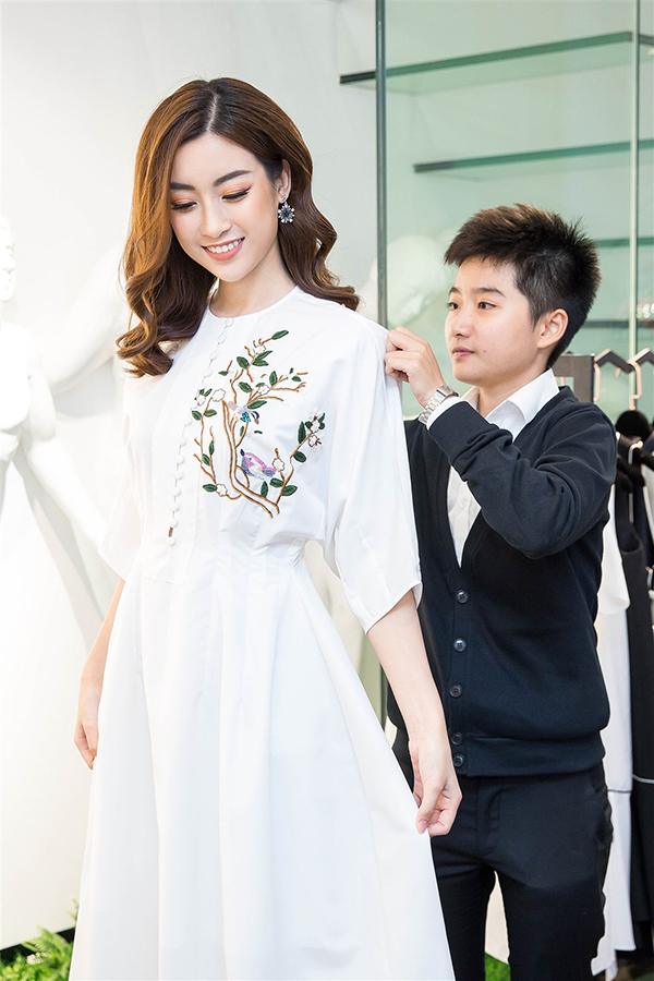 Nhân dịp nhà thiết kế Tùng Vũ mới mở showroom, Đỗ Mỹ Linh đến ủng hộ.