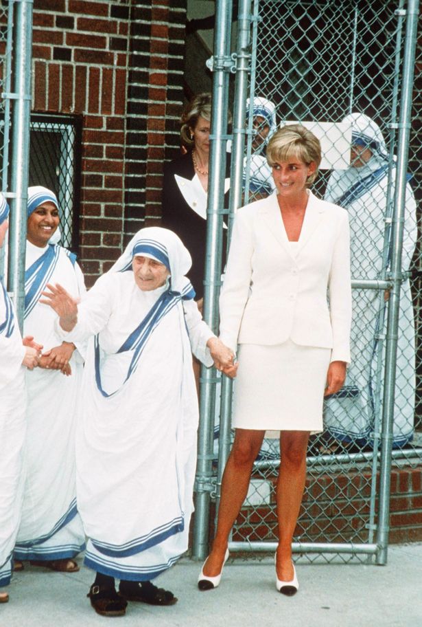 
Chuỗi tràng hạt mà Diana nắm chặt trong tay lúc cuối đời là do mẹ Teresa trao trao tặng.
