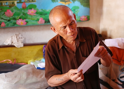 82 tuổi nhưng ông Thêm đọc chữ không cần kính. Ảnh: Phạm Dự.