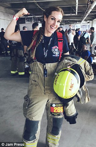 
Trang phục cô Gunn khi cô làm việc tại đội cứu hỏa (Ảnh: Jam Press)
