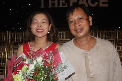 
Bố mẹ T&uacute; Hảo ủng hộ con theo nghiệp người mẫu.
