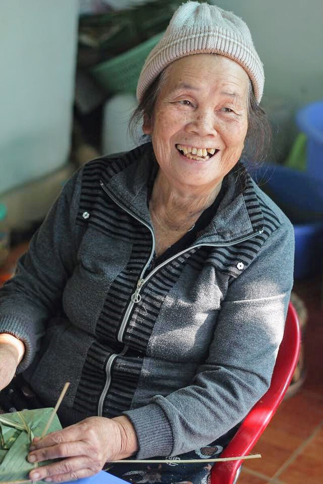 Bà Trần Thị Kiều đã 80 tuổi nhưng vẫn rất đam mê với nghề làm bánh chưng. Ảnh: NVCC