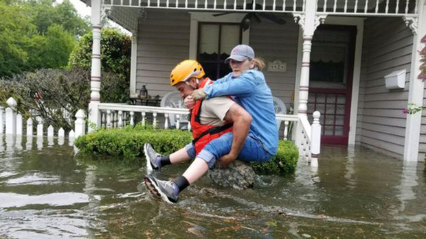 
Lực lượng cứu hộ sơ t&aacute;n người d&acirc;n đến nơi an to&agrave;n. Ảnh: REUTERS
