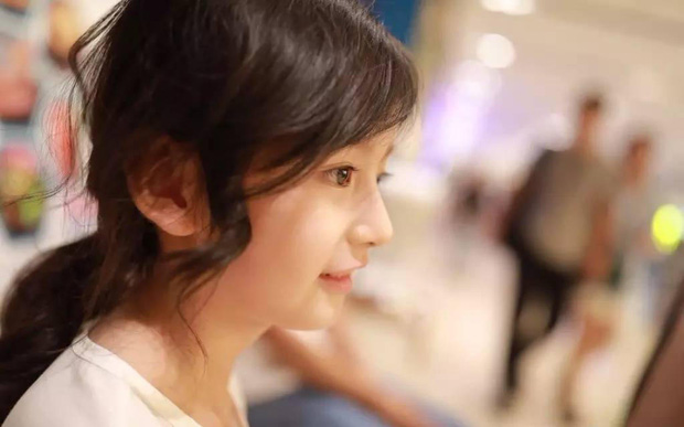 Cô bé có góc mặt nghiêng cực kỳ đẹp và hút ánh nhìn.