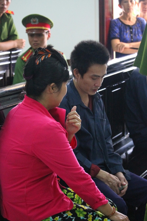 Chị X. không cầm nổi nước mắt khi được tòa cho ít phút gặp gỡ Tuấn. (Ảnh: Pprz)