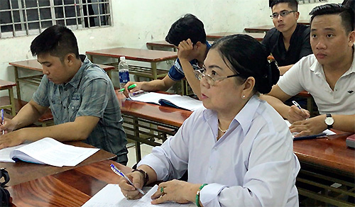 
Sinh viên 60 tuổi Vi Thị Kiên quyết tâm thực hiện ước mơ đại học của mình. Ảnh: Cửu Long.
