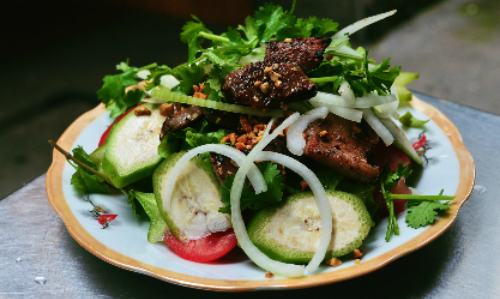 Vị khen khét của miếng thịt dê quyện cùng vị béo ngậy của đậu phộng, chan chát của trái chuối, mùi hanh của hành tây tươi cũng là sự lựa chọn của nhiều thực khách. Ảnh: Phong Vinh.