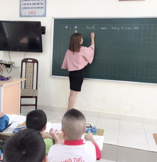Trường đã có quy định cấm giáo viên nữ mặc váy khi tham gia giảng dạy.