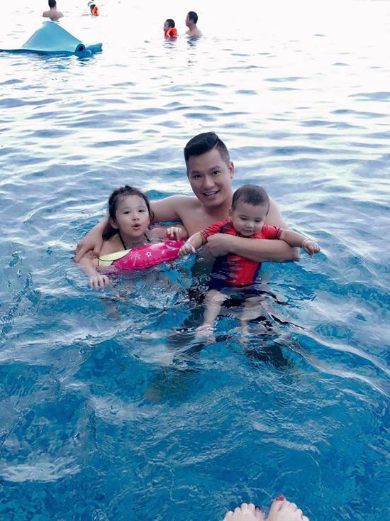 
Dịp 2/9, vợ chồng Jennifer Phạm - doanh nhân Đức Hải đưa cả hai con đi nghỉ mát. Hoa hậu hạnh phúc ghi lại những khoảnh khắc nô đùa vui vẻ của ông xã bên hai con - bé Na và bé Nu.
