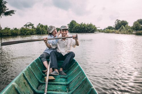 Một bộ ảnh cưới của Trinh và Tài chụp trên sông nước Cà Mau, quê hương của Tài.
