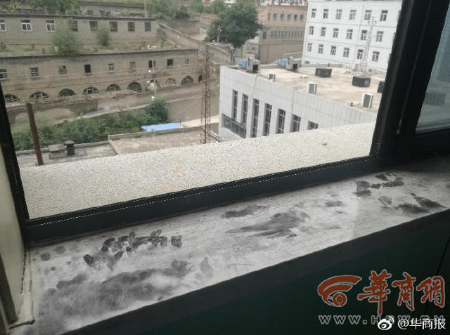 
Cửa sổ tầng 5 nơi sản phụ Ma đã nhảy lầu tự tử.
