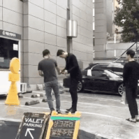 
 Cảnh Kim Woo Bin cư xử lịch thiệp với người bảo vệ được lấy làm gương cho giới nghệ sĩ, thần tượng Hàn Quốc.
