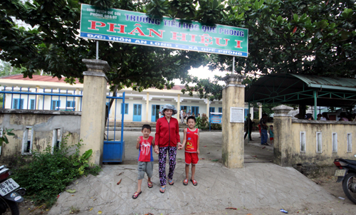 
Bà Mai Thị Bông có hai cháu nhưng không cho đến trường mới học. Ảnh: Đắc Thành.  
